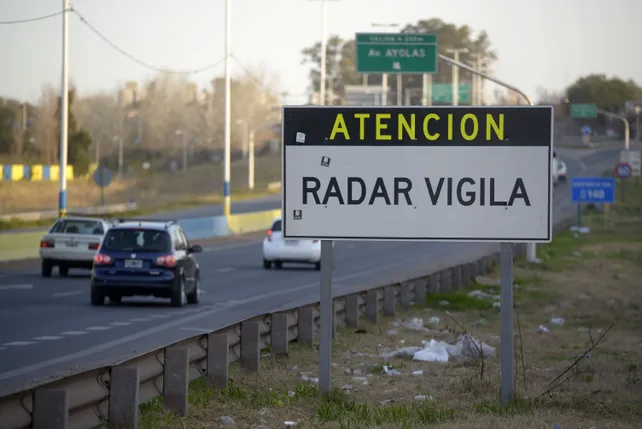 "En forma de fichas": Vuelven a funcionar los radares en Avenida Circunvalación 